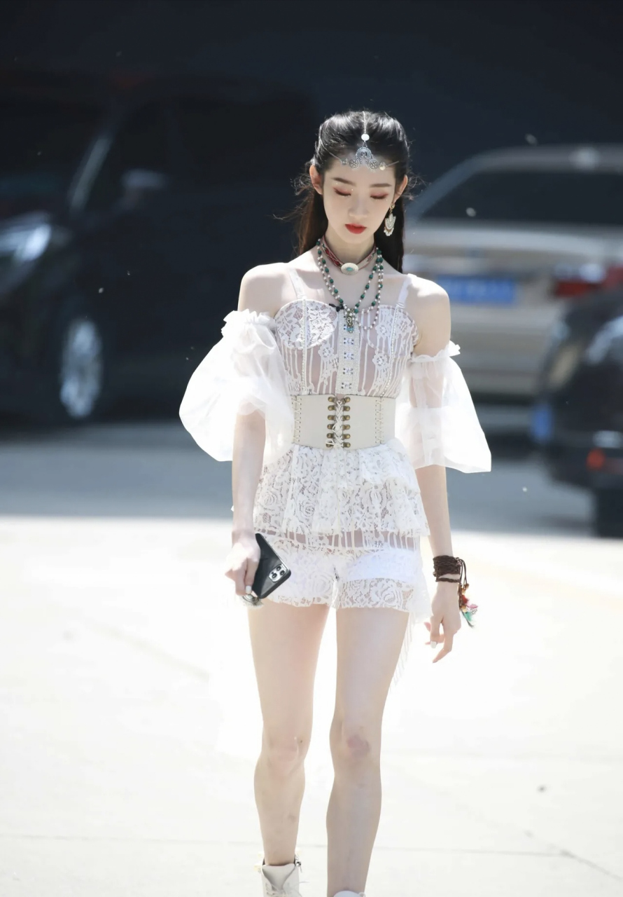 张艺凡透视纱裙白嫩身体性感实拍  薄薄一层透明纱若隐若现,一双美腿