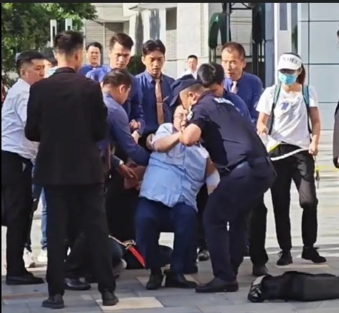 这位曾经以踩踏万科,与格力对打而闻名的宝能集团老板,中国第四富豪