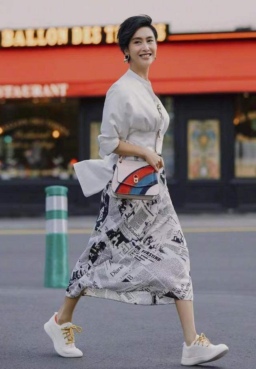 很多女明星都是小个子的身材比例,朱茵便是其中的典型例子.