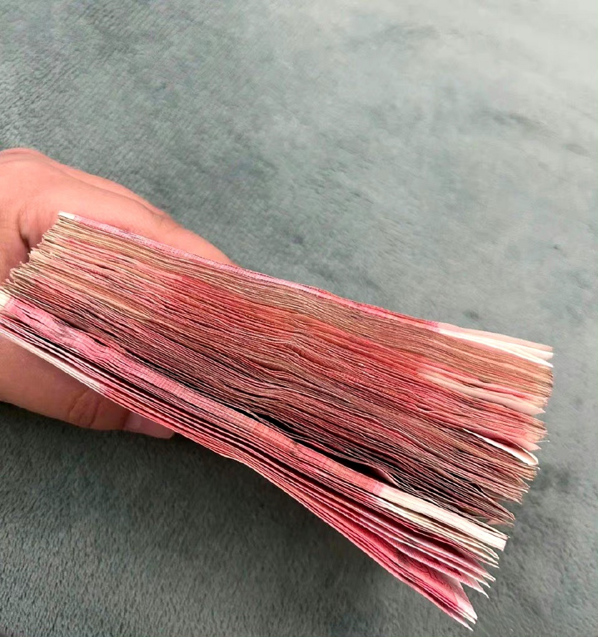 原来两万块是这么厚啊,俺一直以为两万应该是厚厚的一沓,感觉应该比这