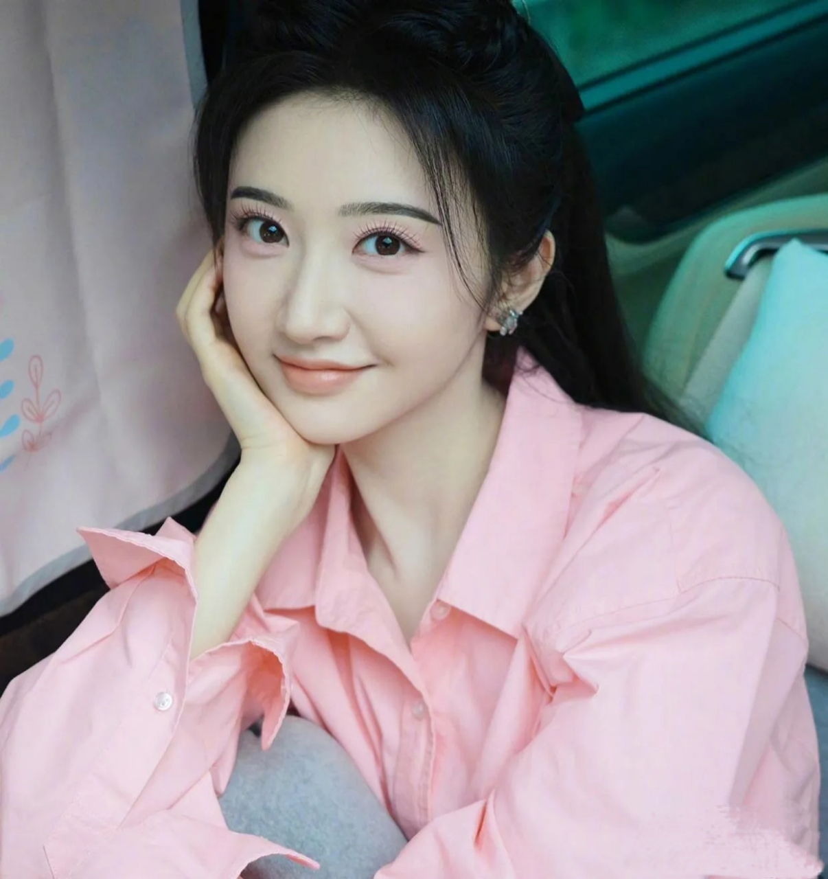 景甜身穿一件粉色长袖衬衫,造型甜美迷人.