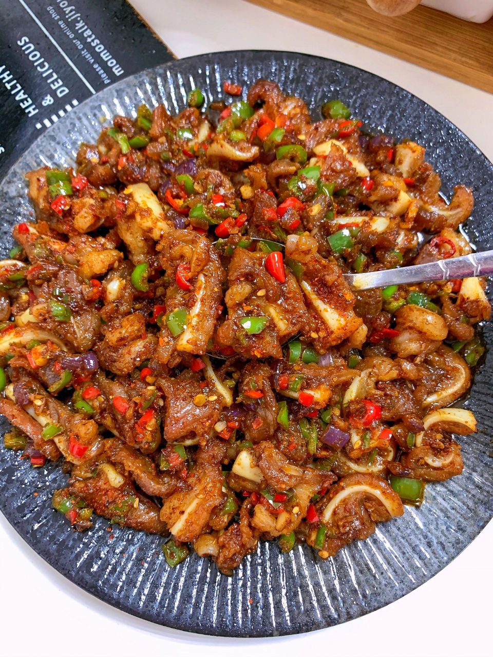 香辣孜然脆骨肉～ 这样做一点都不输烧烤店,香辣过瘾,直接抢着吃!