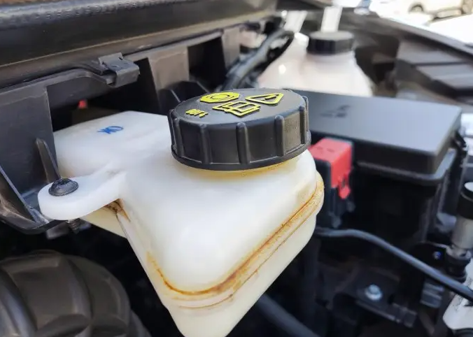 制动液不足还能开吗