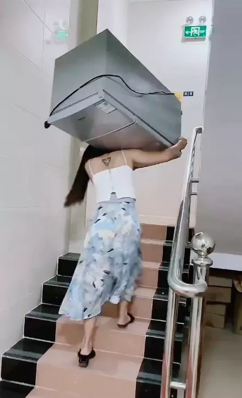 帮女同事搬家,想不到她力气这么大,直接一个人把冰箱扛上楼