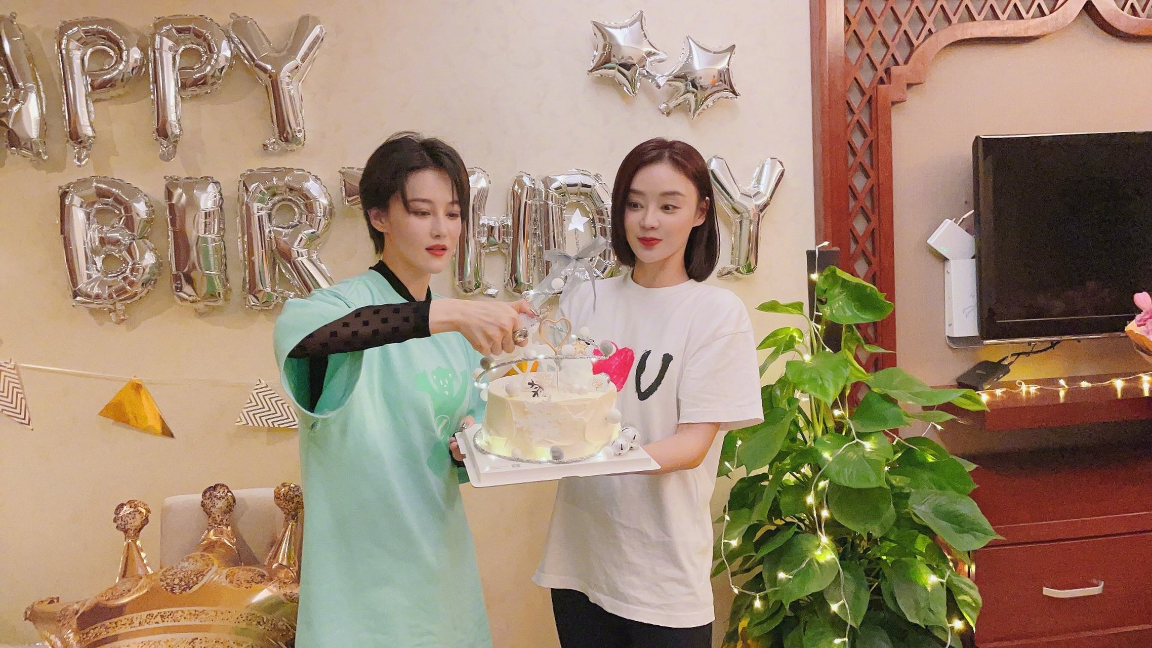 袁姗姗和张馨予关系很好吗?张馨予在社交平台晒为好友袁姗姗庆生.