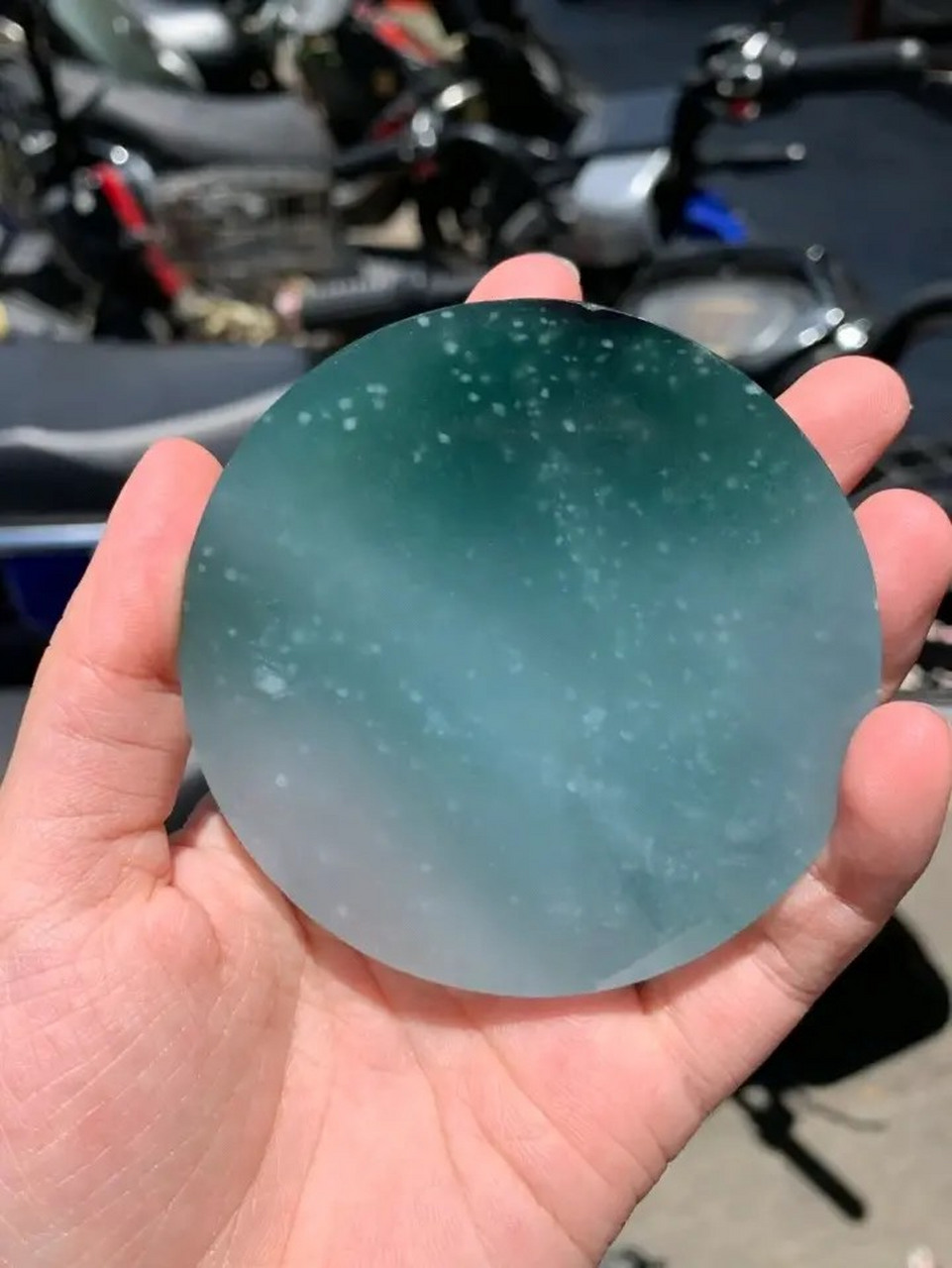 蓝水的翡翠手镯倒是不稀奇啦~ 镯芯也能如此美的确实不一般!