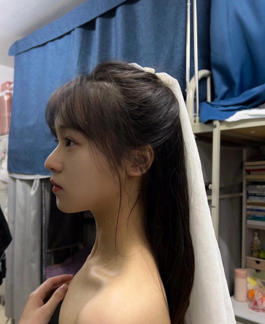 这清纯的侧颜,至少也得是校花级别了吧?