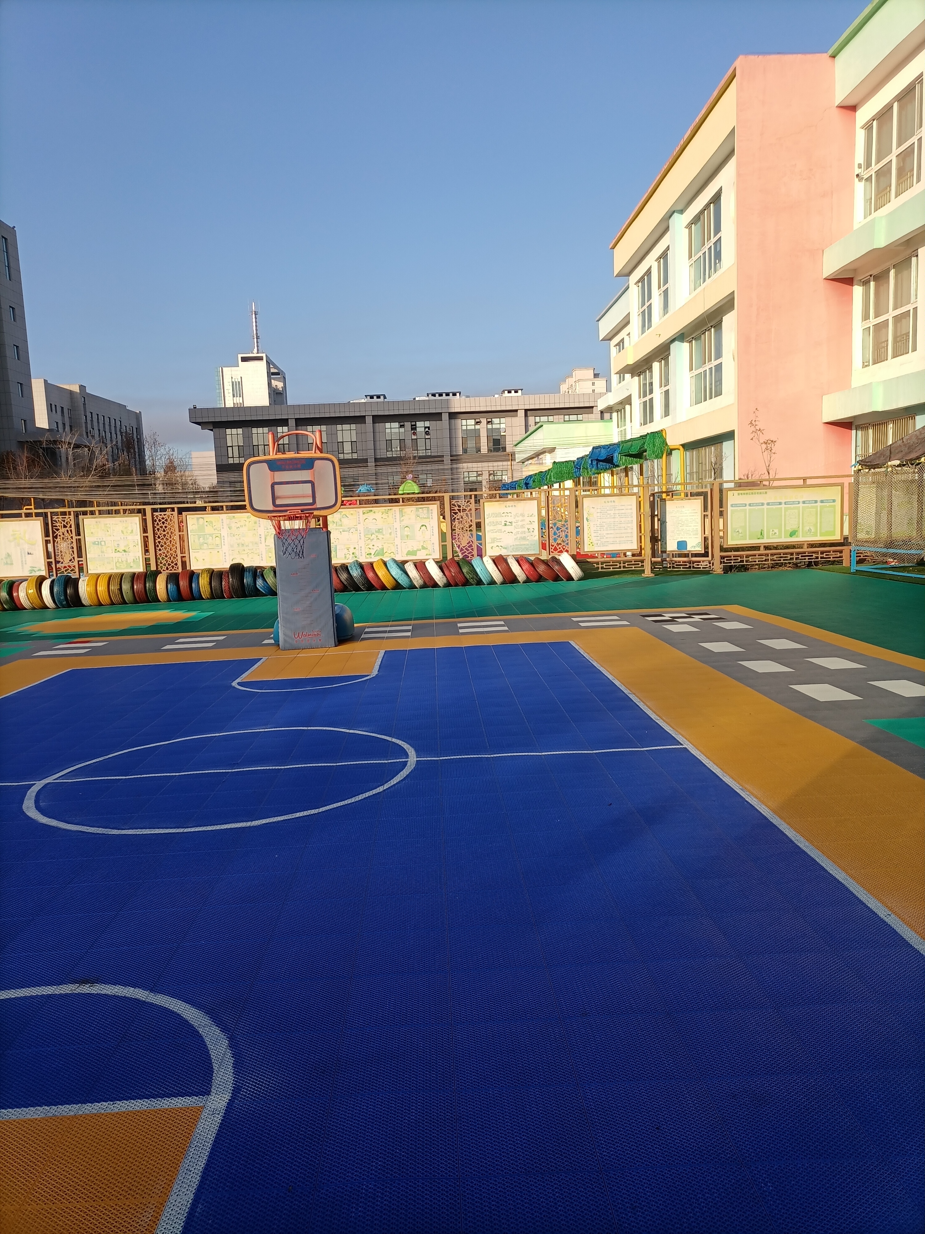 今天到幼儿园去给女儿开家长会,听完老师讲课以后,怎么还感觉有一点