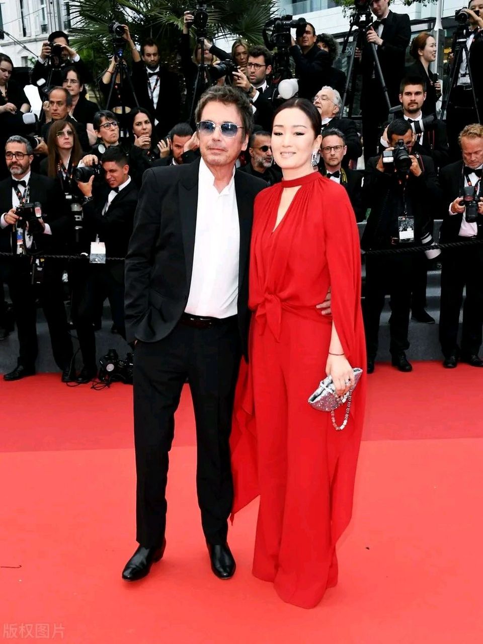 巩俐和丈夫米歇尔亮相戛纳电影节,两位手牵着手,看上去非常的恩爱,看