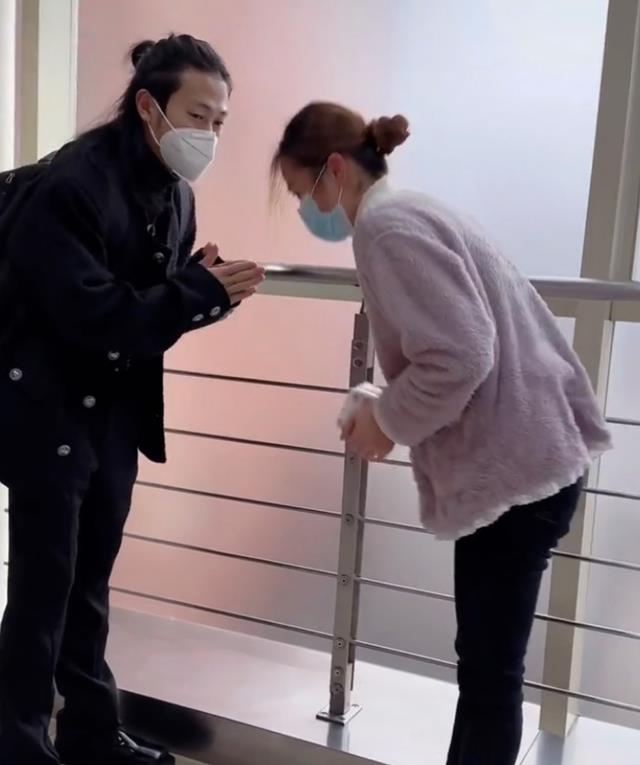 继国岳夫妇之后,重庆网红林先生看望炸伤男童捐款10万!