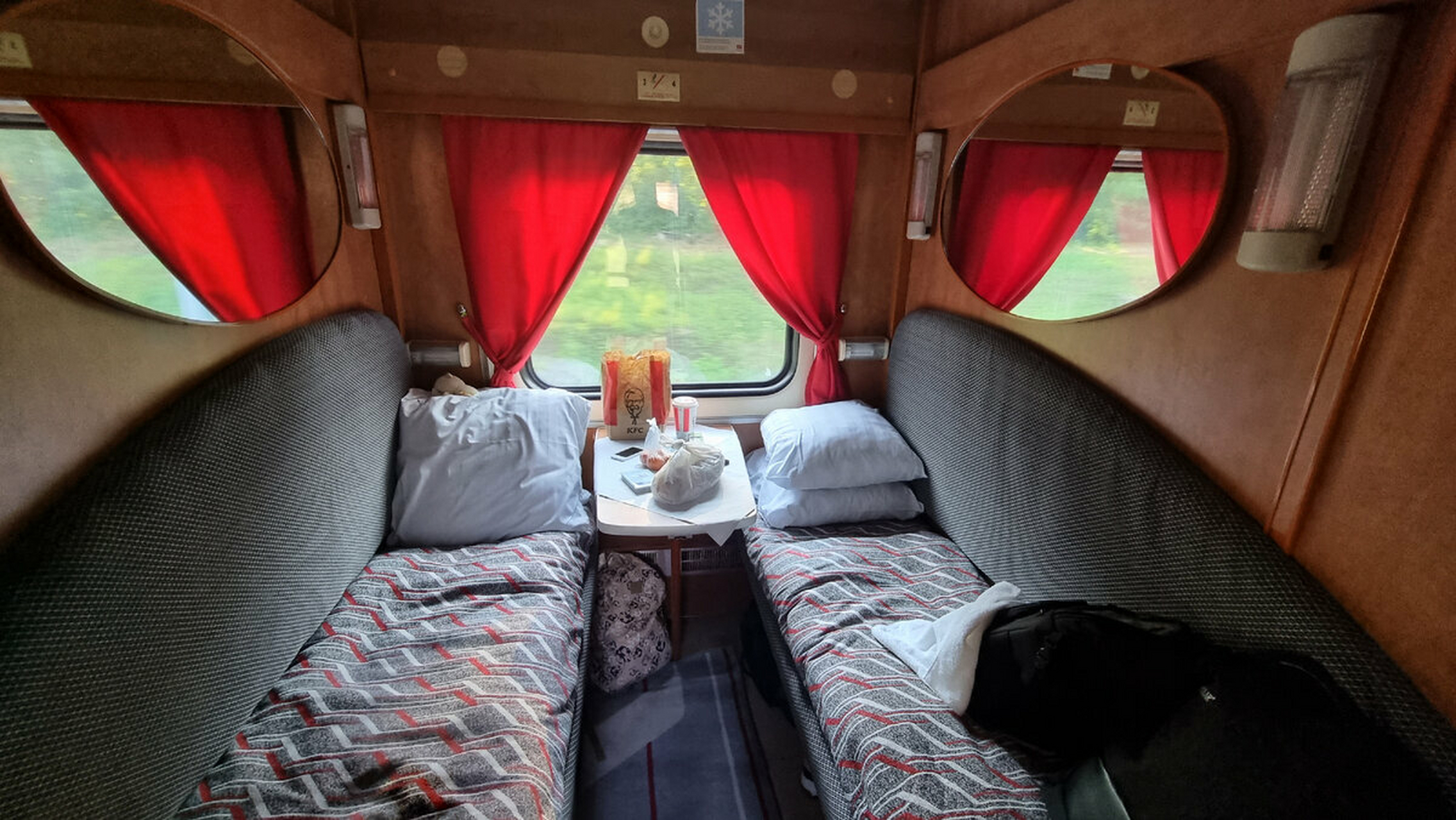 这是一等车厢软座的照片.这列火车将从莫斯科开往克拉斯诺达尔.