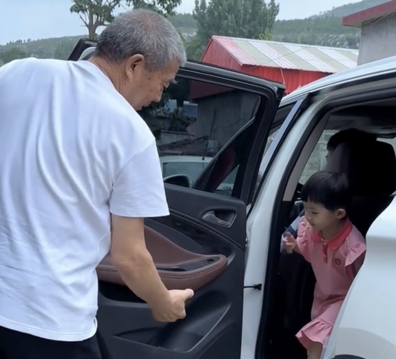 网红67岁爷爷级的父亲教育4岁女儿方式令网友质疑当初的支持
