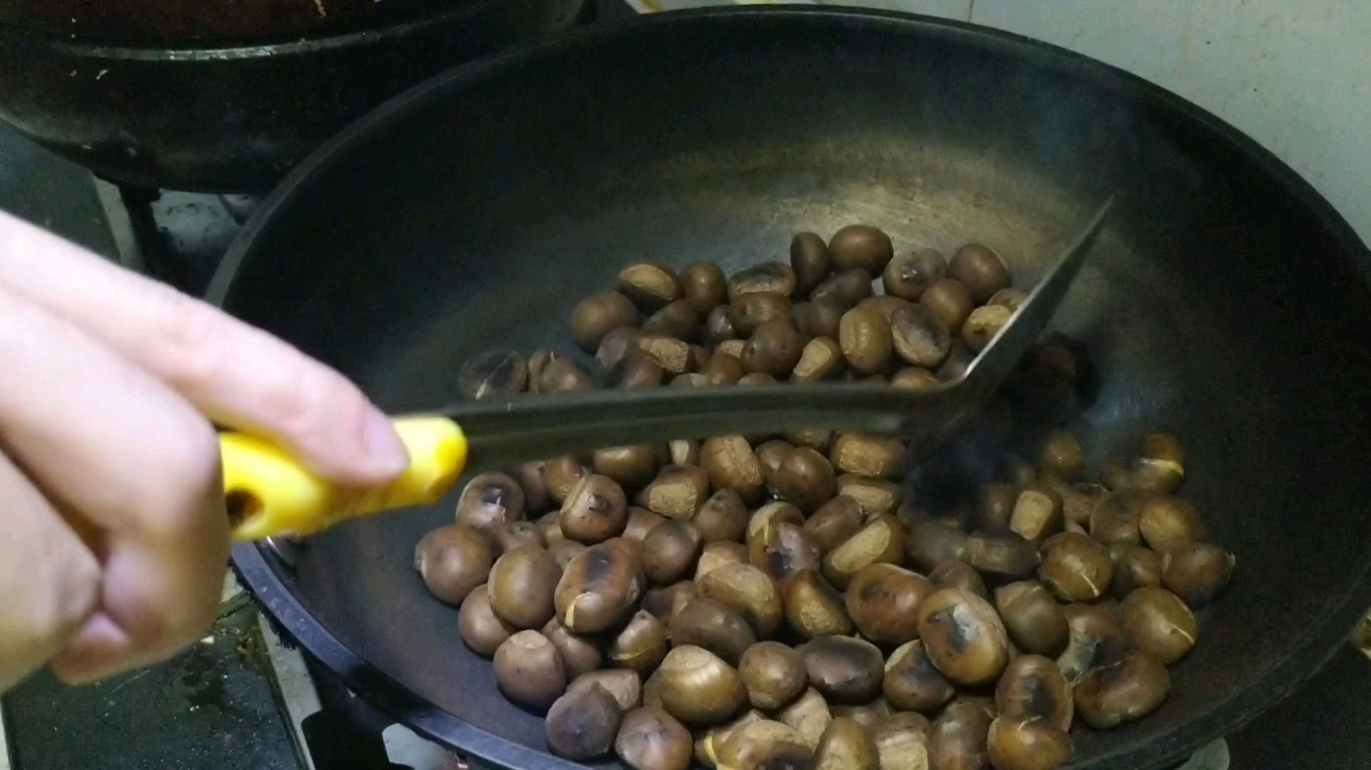 河北承德的大板栗,用最原始的炒法,还好没翻车