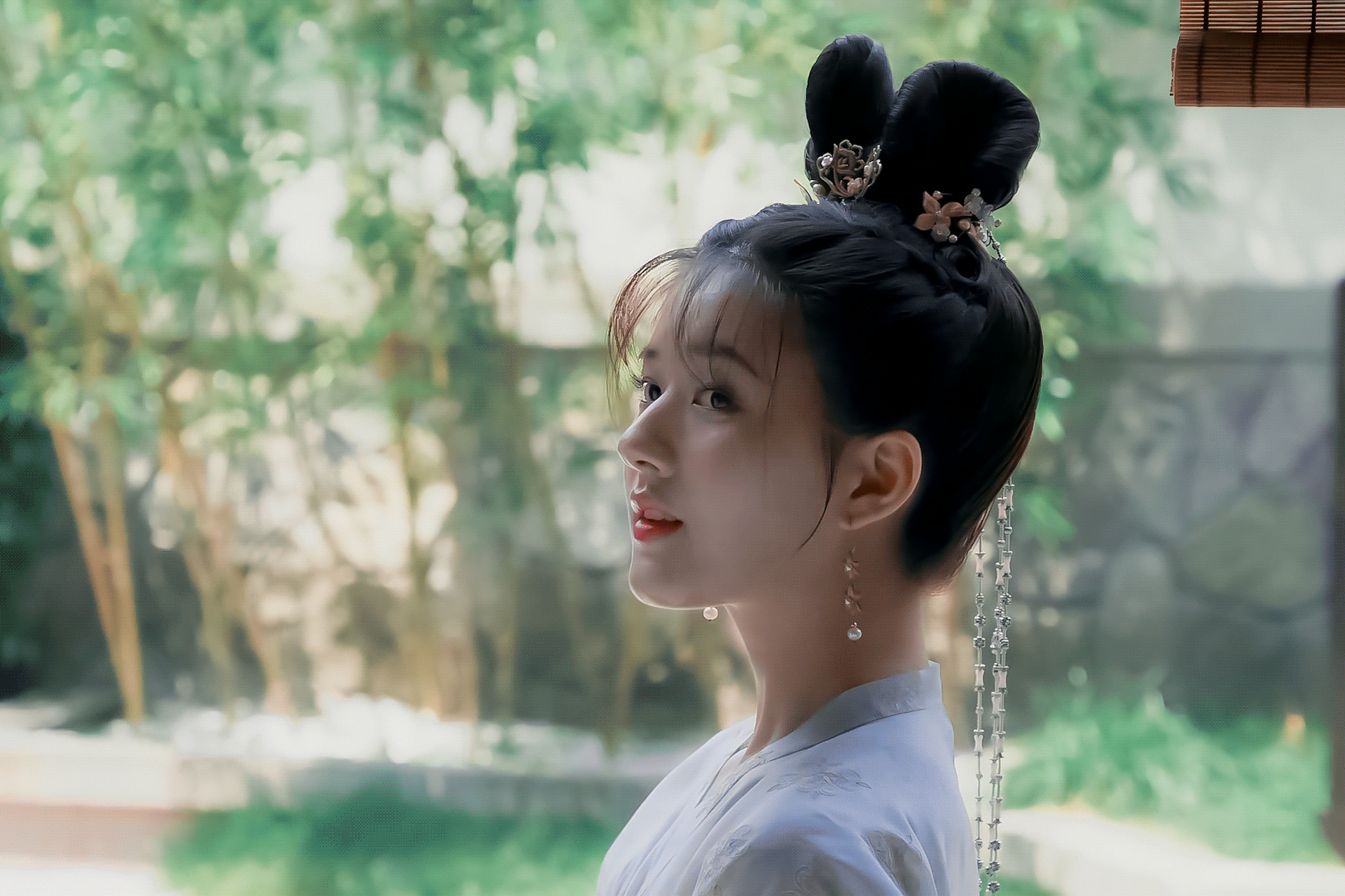 突然发现赵露思某瓣上的简介还挺有意思,一句:"稳坐新生代女演员的头