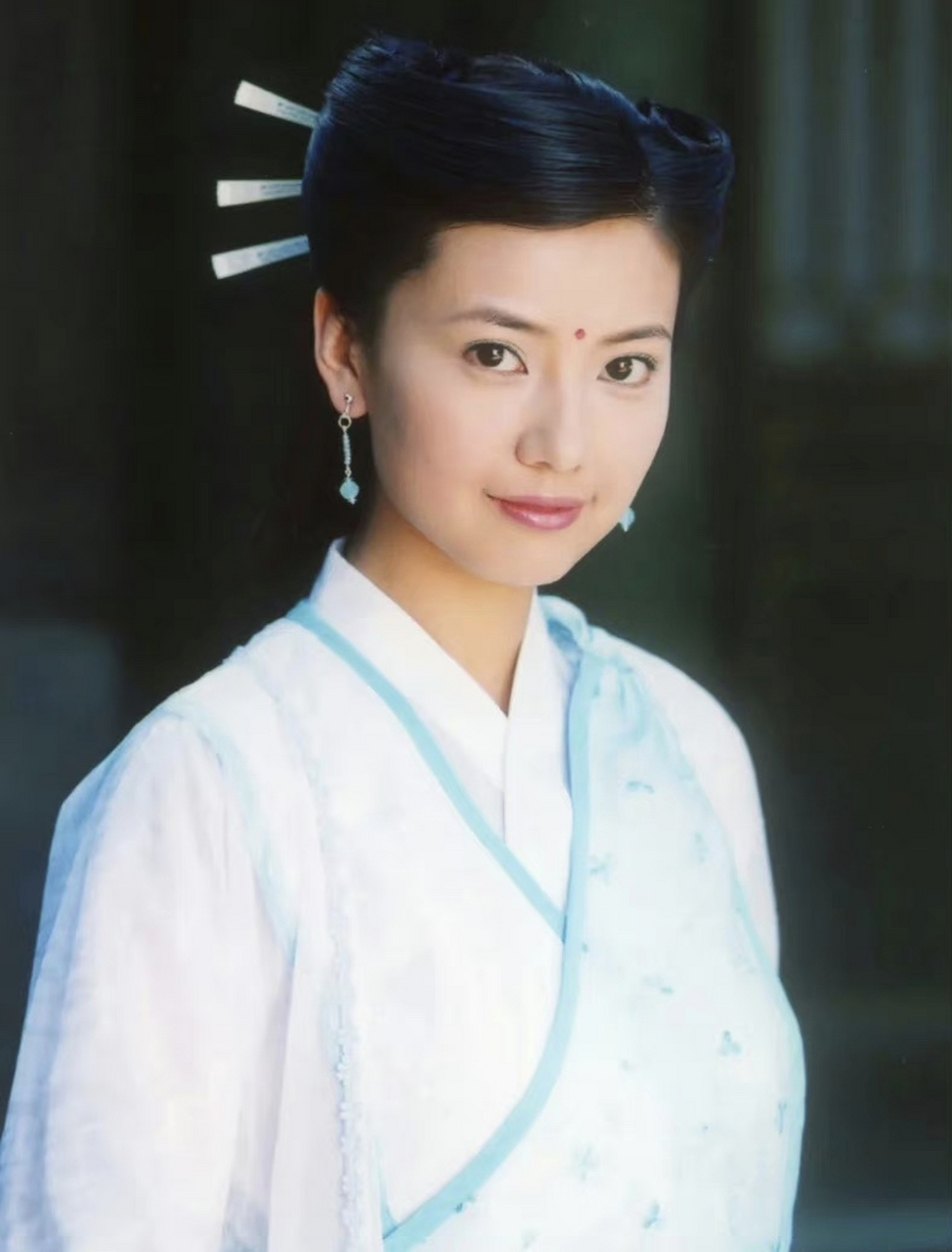 这是周芷若的定妆照吗?发型和剧里差好多,还是剧里发型好看!