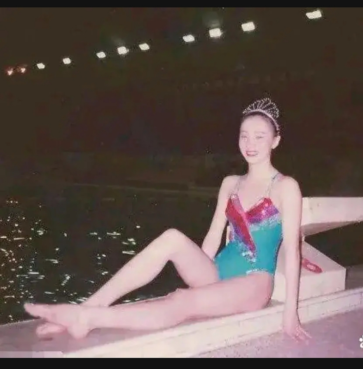 这是1988年,陶虹参加国家花样游泳队队员时的一张旧照,陶虹小的时候就