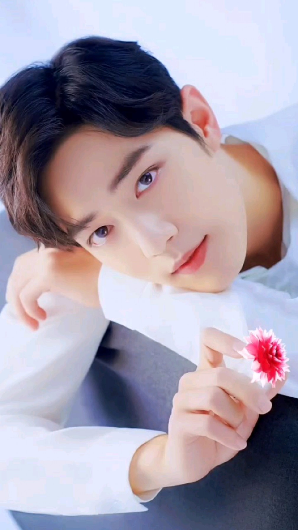 肖战永远的男神肖战白色穿搭也太帅了你们的白衣战神他来了