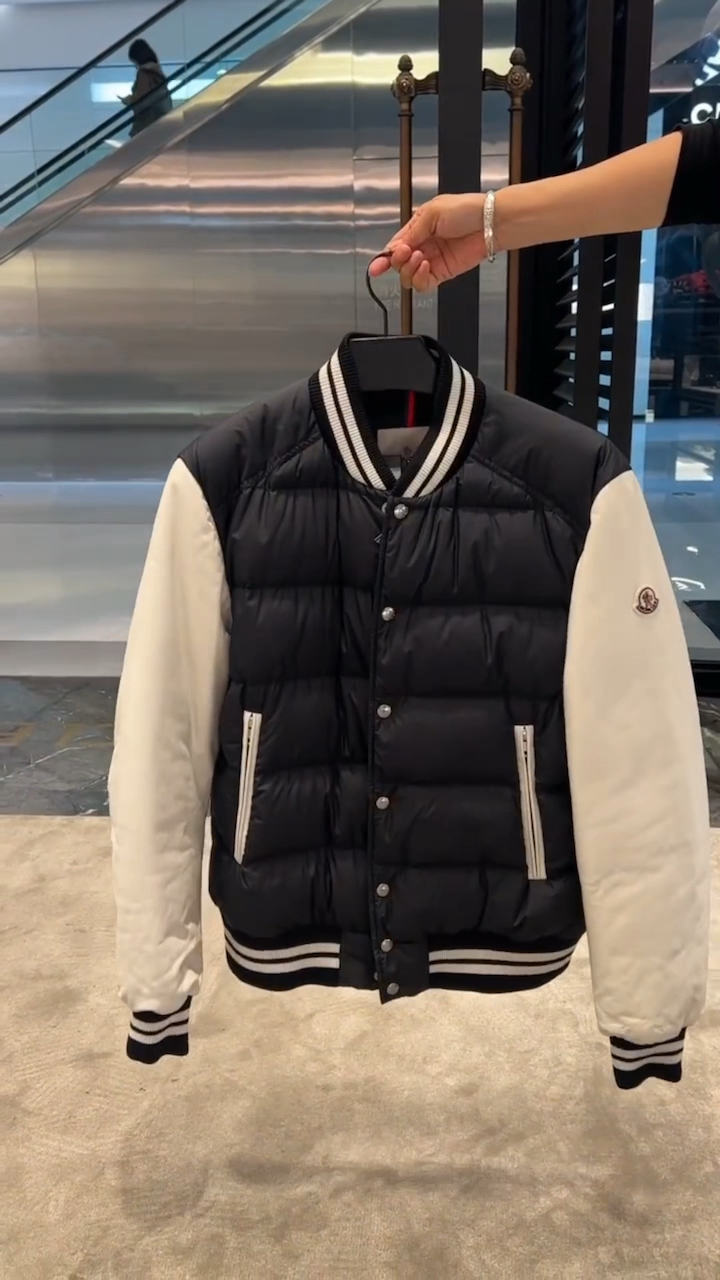 蒙口男士羽绒服,经典棒球服设计风格-度小视