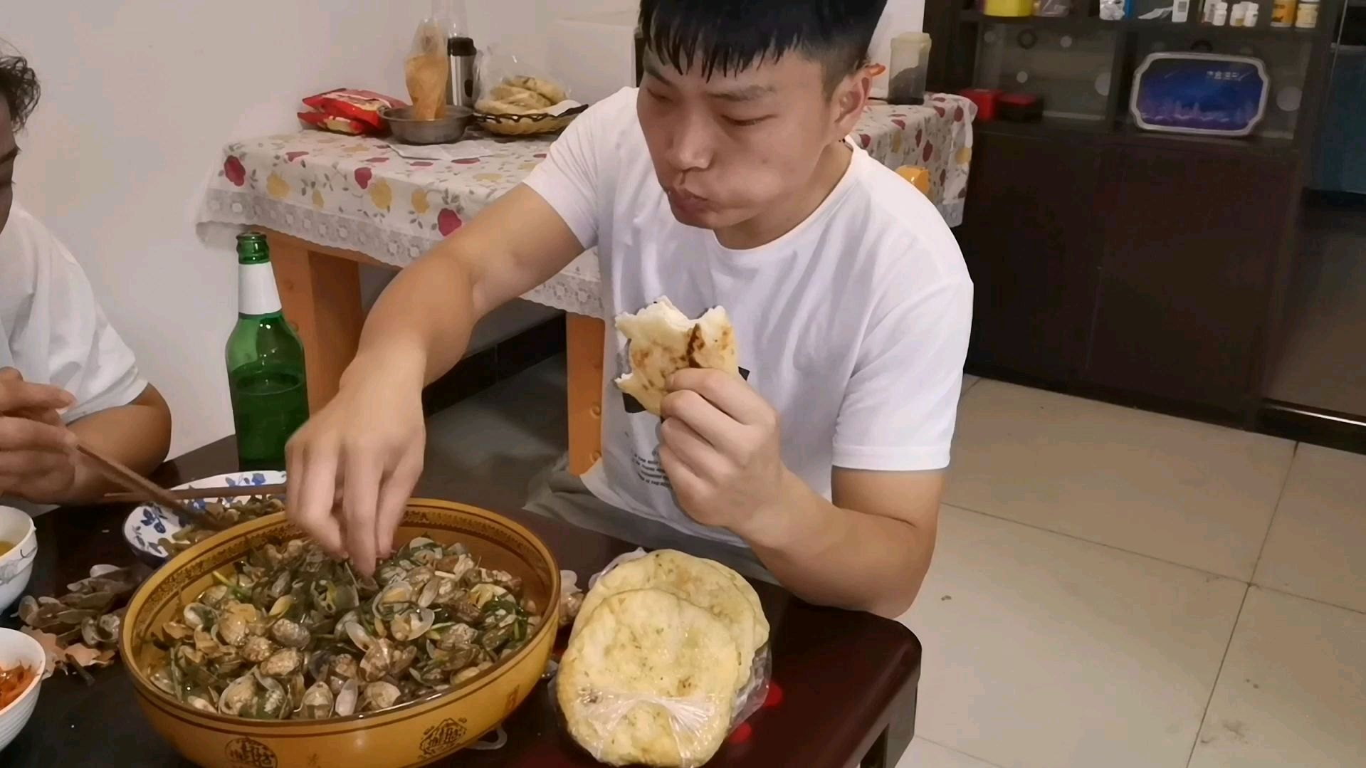 大热天做盆爆炒花甲,就着刚出炉的热烧饼,再来瓶冰啤酒,真过瘾