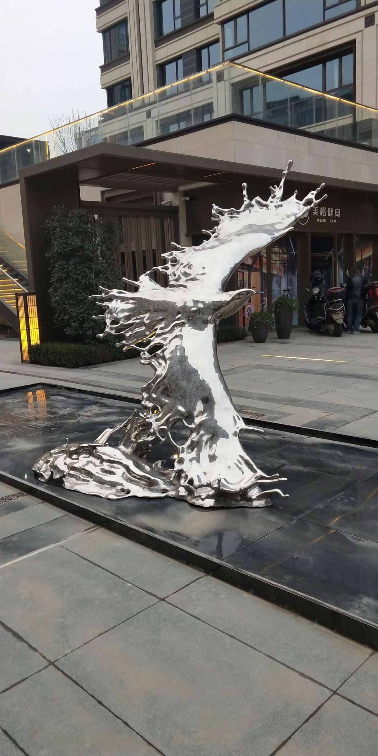 不锈钢雕塑广泛应用各大售楼部