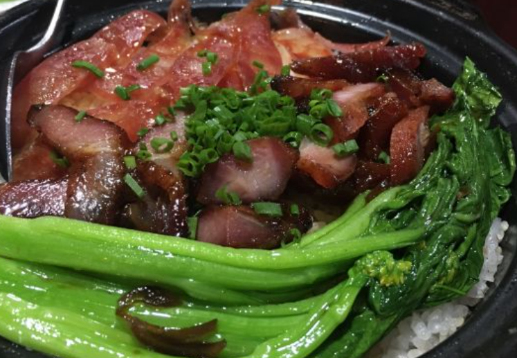 美味的叉烧腊肠煲仔饭:叉烧肉香气和腊肠鲜美,加上米饭,好吃!