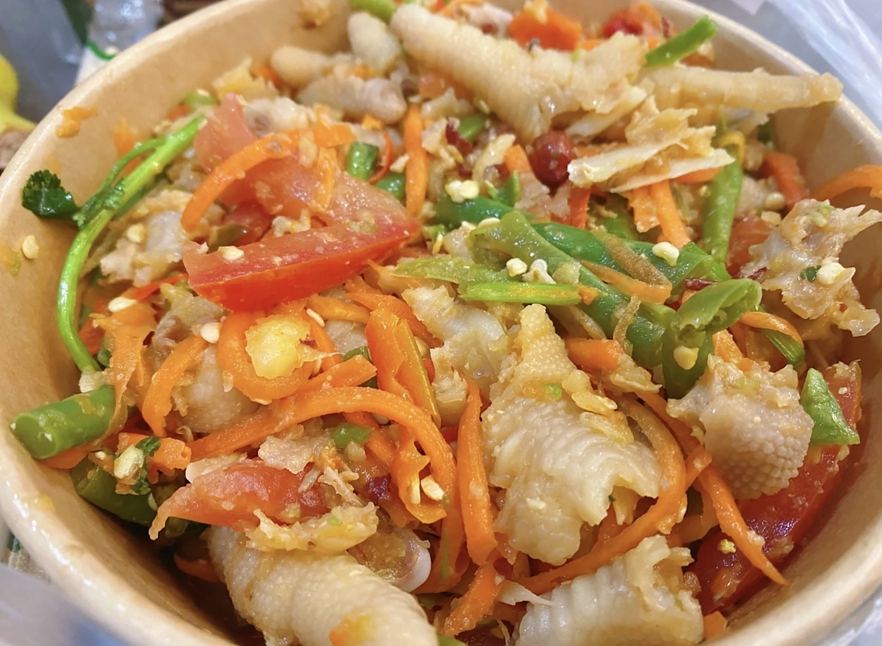 云南味|酸辣上瘾舂鸡脚 在云南,万物皆可凉拌,而凉拌菜中,用舂桶舂