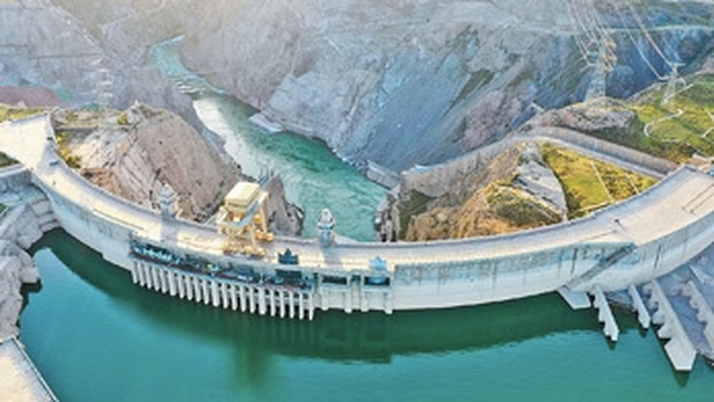 龙羊峡水电站屹立在黄河干流,位于青海省海南藏族自治州共和县和鼓舷