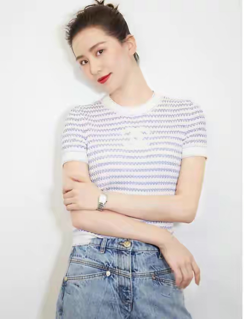 网友:"大竹筒"的麻袋牛仔裤搭配紧身短袖,刘诗诗大秀迷人身姿