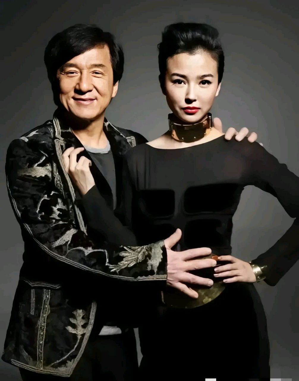 成龙与小他30岁的姚星彤一起合影,为啥总是习惯性的把手搭在女生的肩