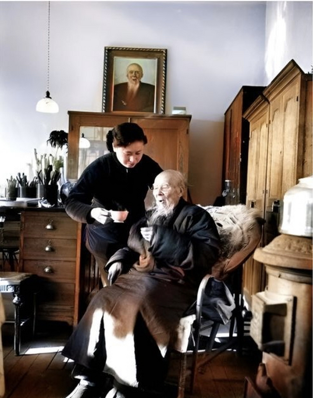 1957年,93岁的齐白石与护士夏文珠的合影.