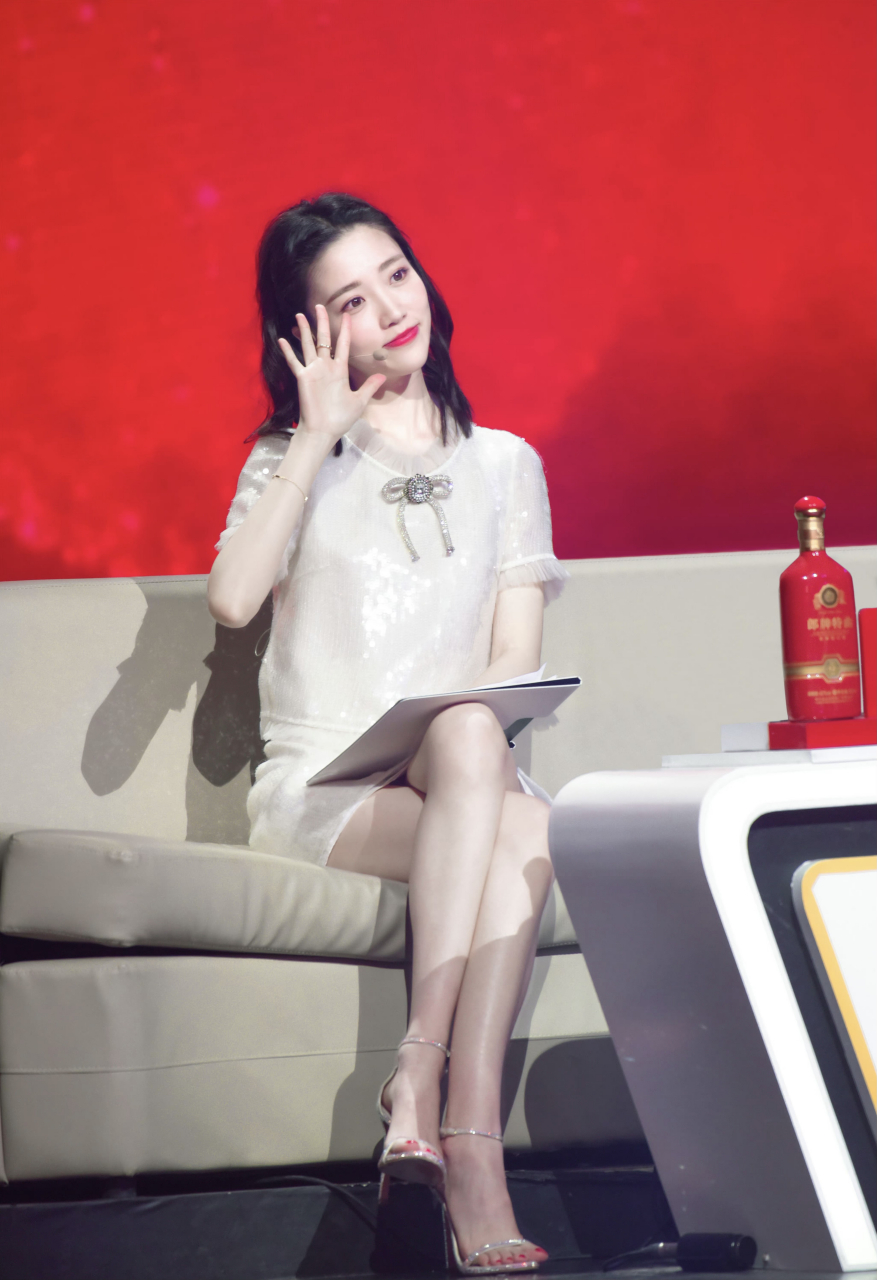 张纯烨美脚女王名不虚传[舔屏][舔屏][色][心][爱你]