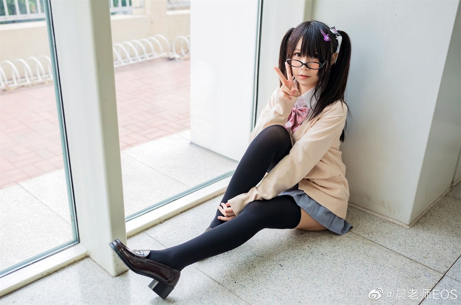 摇摇乐yoyo的图片太好看了！好想抱抱双马尾眼镜妹！