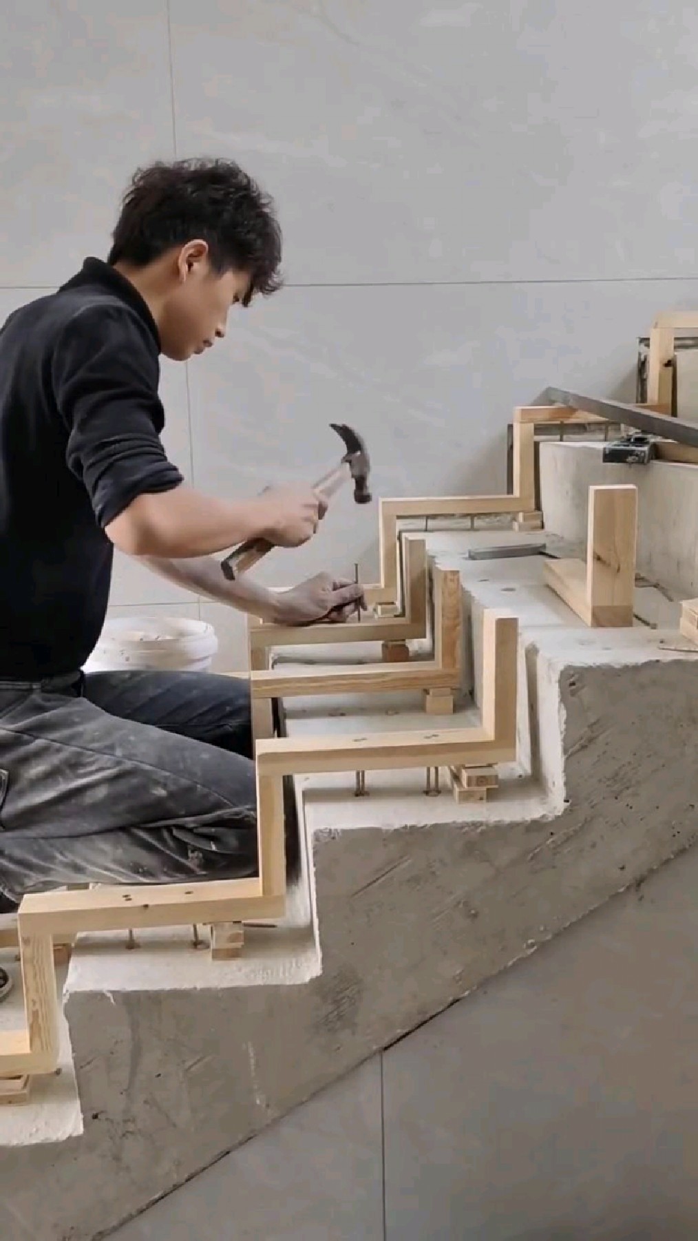 楼梯实木地板铺贴打龙骨