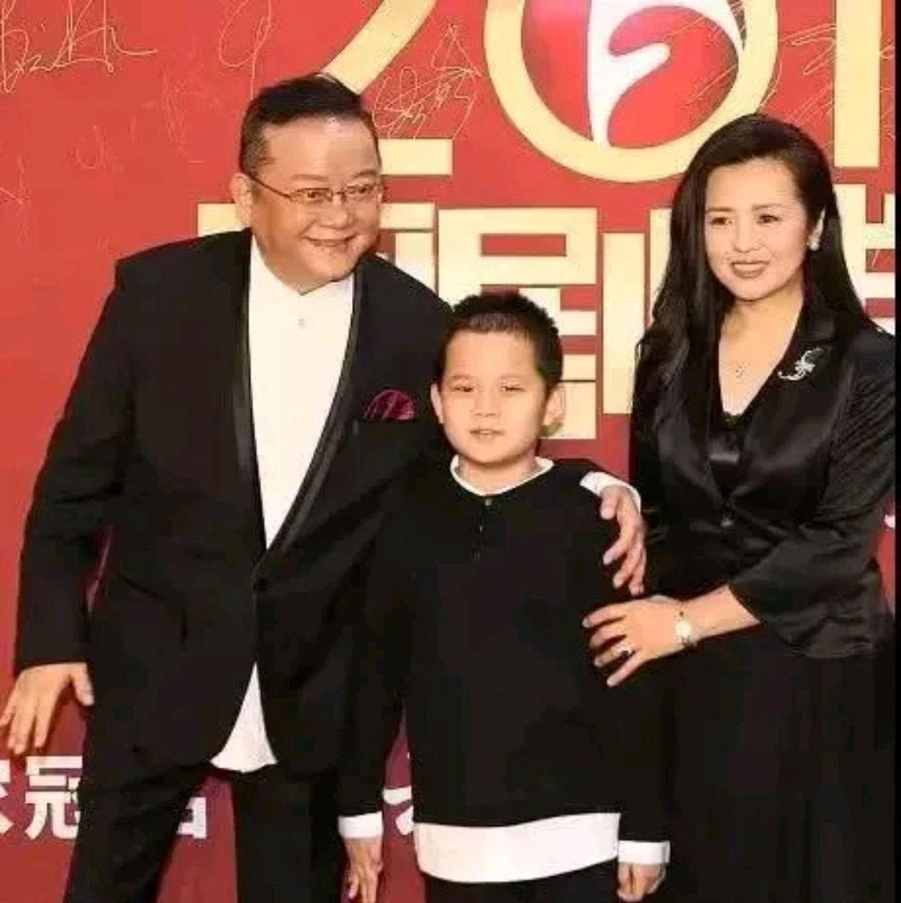 早前夫妻俩一起现身活动,王刚一袭黑色西装搭配白色衬衫,常规的职业