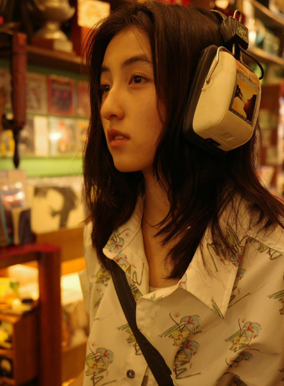 张子枫戴着耳机逛夜市,有《唐人街探案》里角色的感觉了,她给观众留下