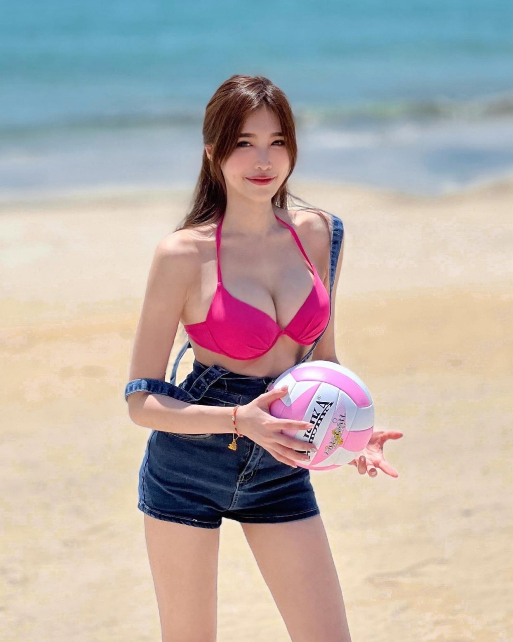 美女在沙滩打排球,应该很好看吧