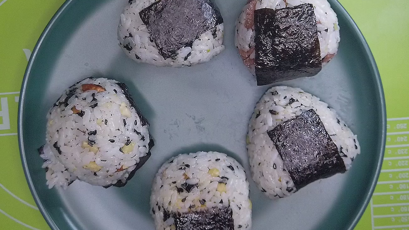 看我怎么用一碗剩米饭,做出38元价值的寿司饭团