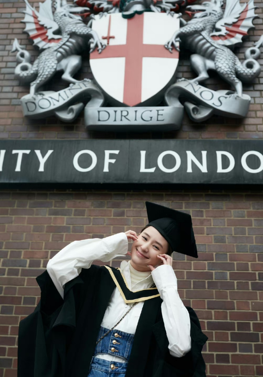 何超莲参加伦敦大学硕士毕业典礼,穿着学士服拍照太文艺,高学历的豪门