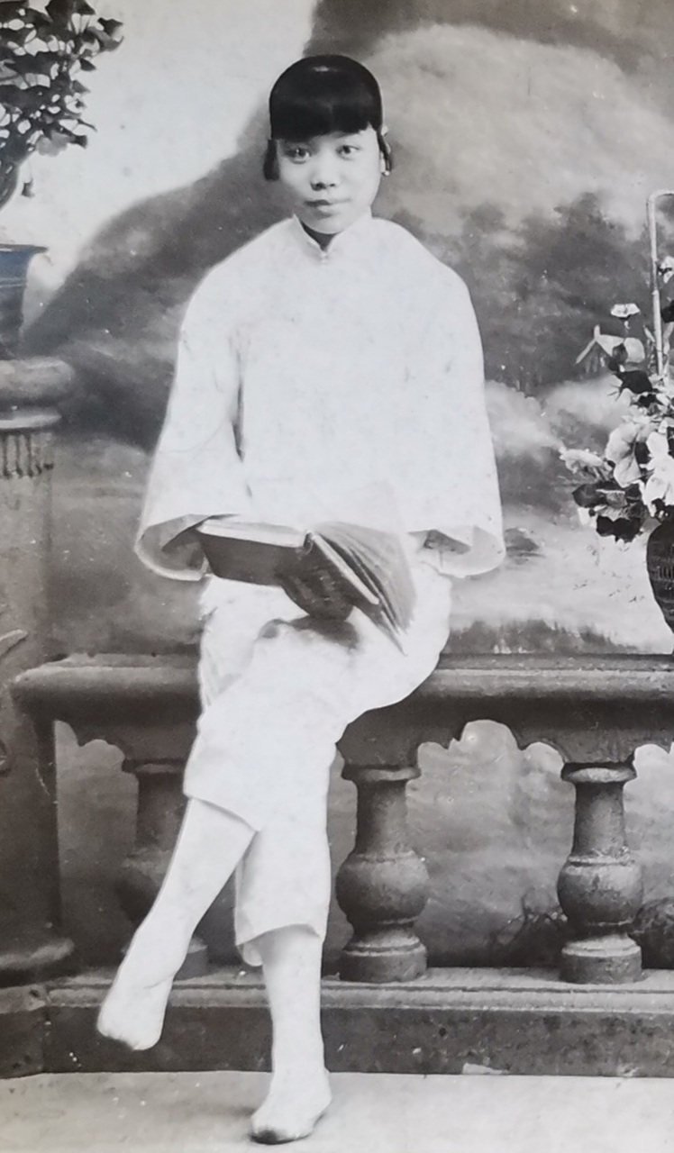 民国初年～裹脚女学生照.