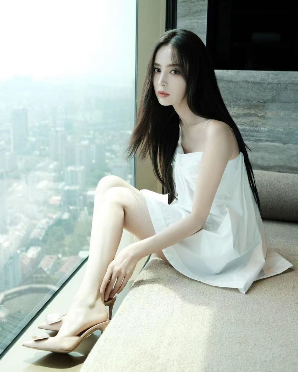 大长腿出镜, 黑长直的秀发和大眼睛看起来很清纯!