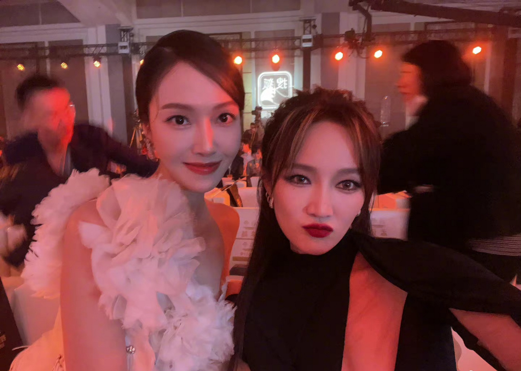 郑秀妍孟佳李斯丹妮合照!