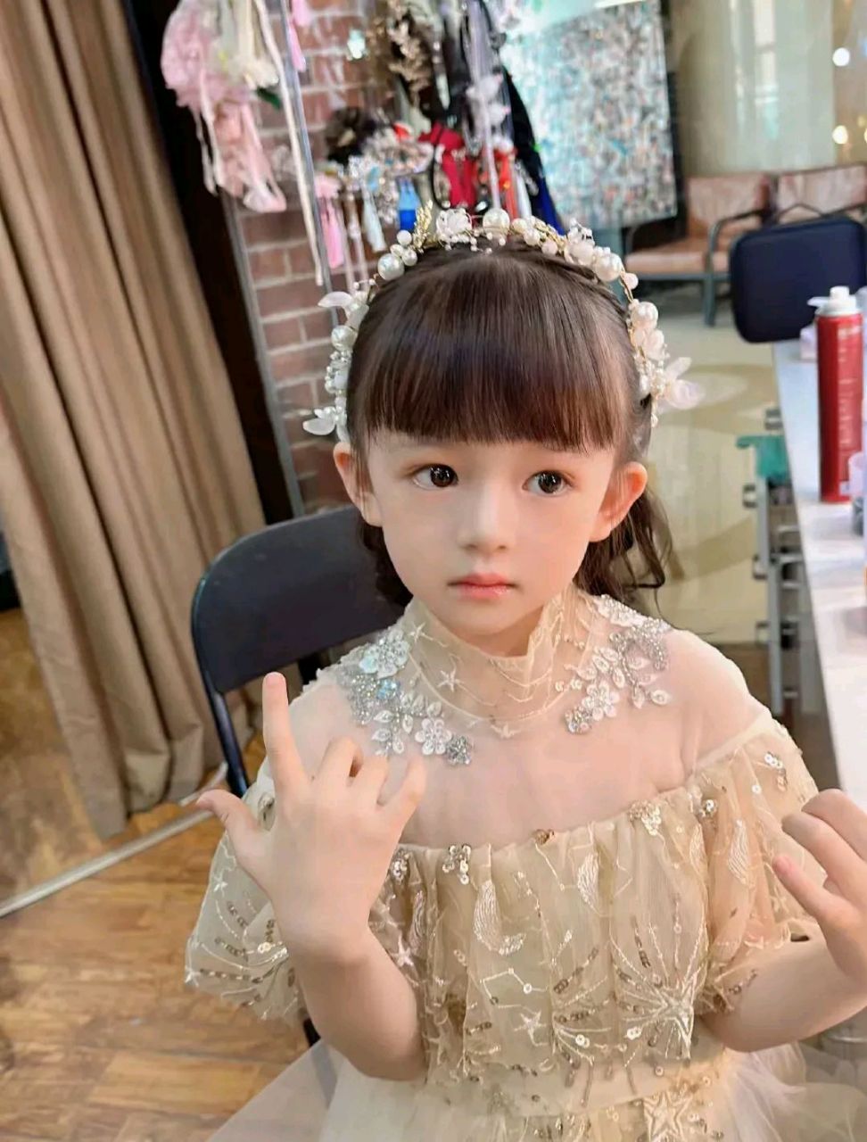 樊少皇女儿因太好看,亲妈都直呼舍不得打 大女儿小饭兜好似洋娃娃一样