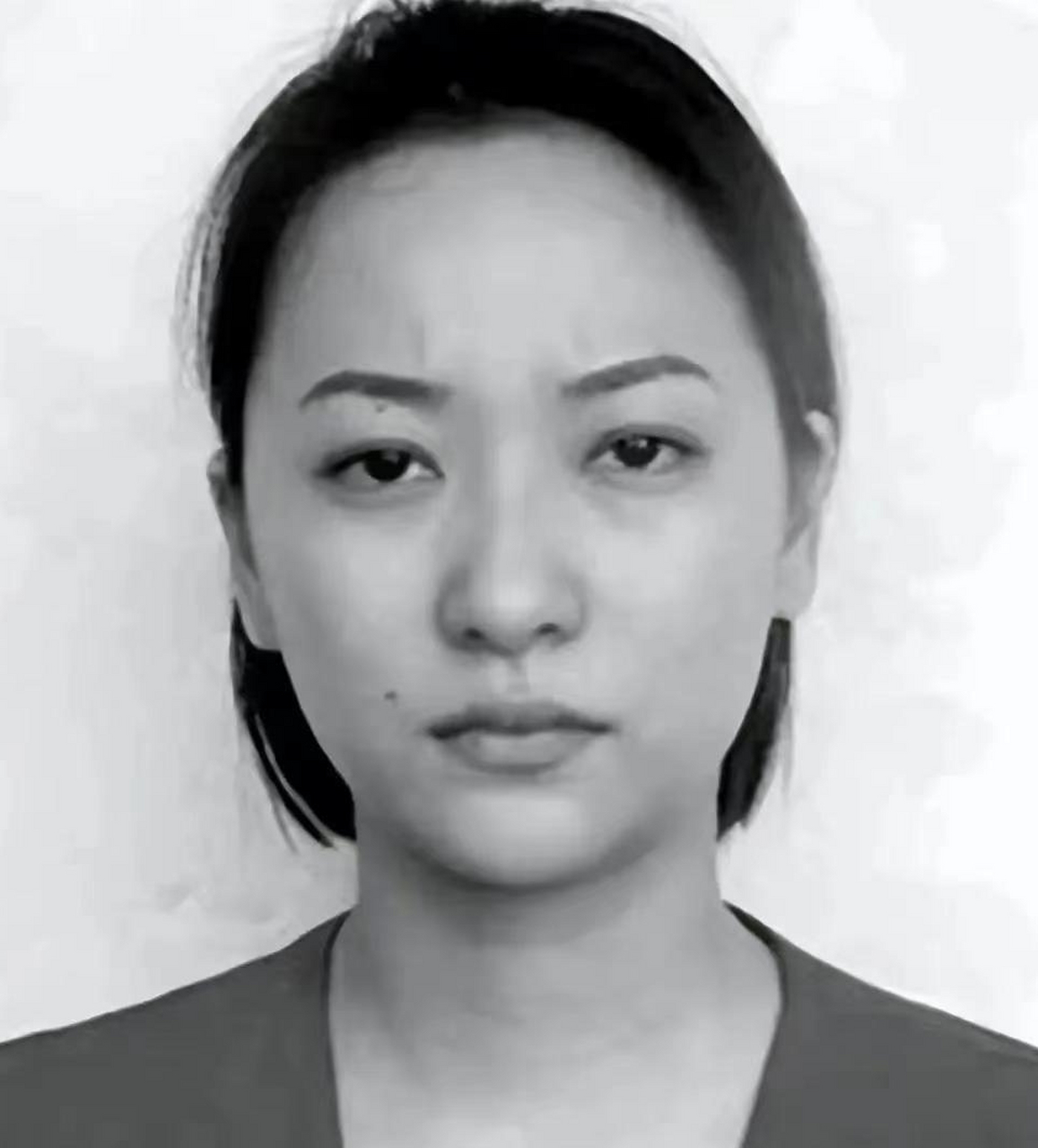 她是重庆人称"三姐"的黑老大王紫绮,长相瘦弱,却是一副凶恶之相
