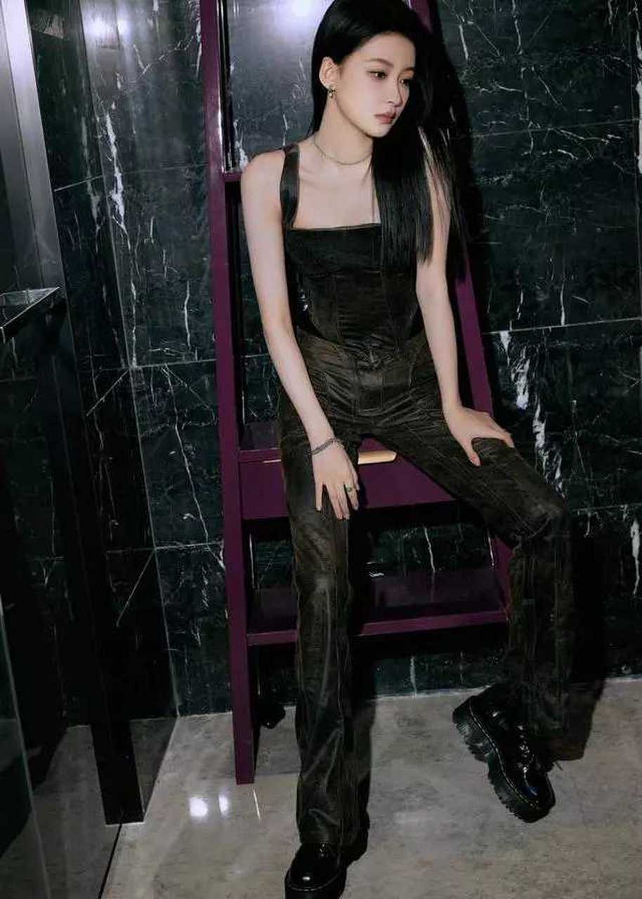 孙怡紧身皮衣皮裤造型,变身都市摩登女郎  孙怡的造型从优雅迷人变身