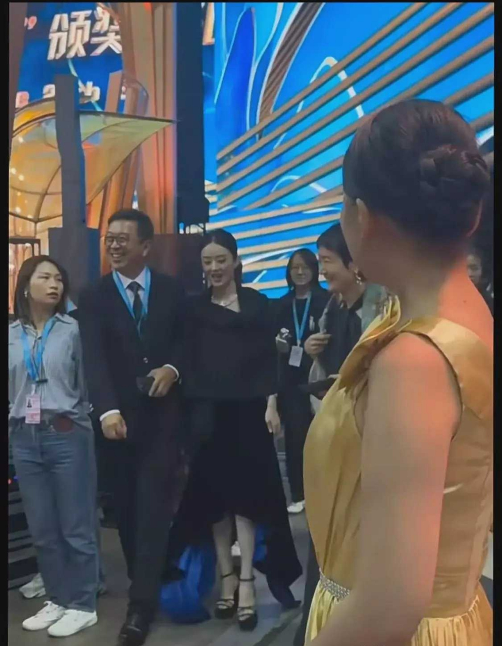 正午阳光老总侯鸿亮随同赵丽颖一起大布向前走,脸上笑容不断,在他心里