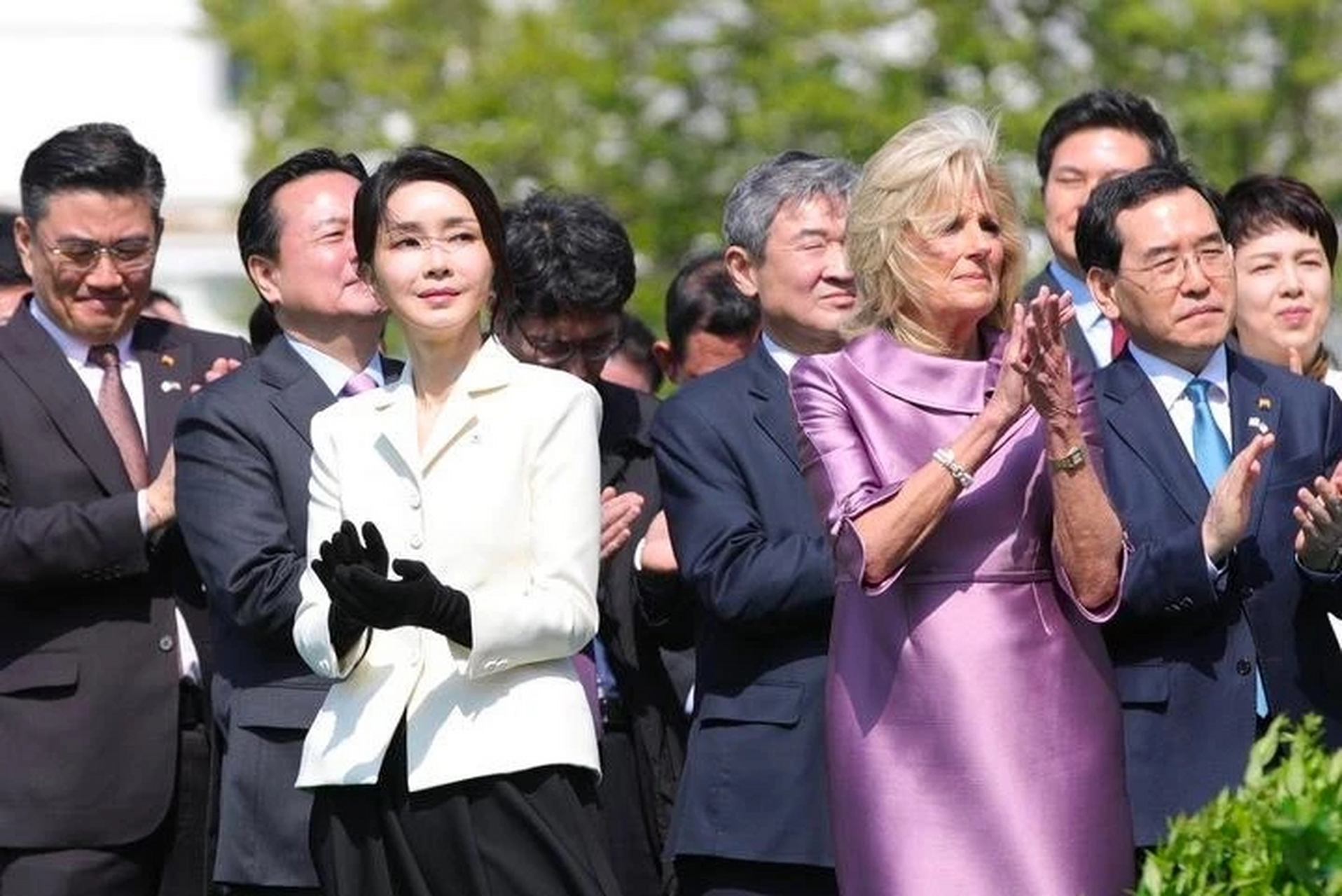 韩国第一夫人访美成时装秀,两天换8套装扮.整容前照片曝光!