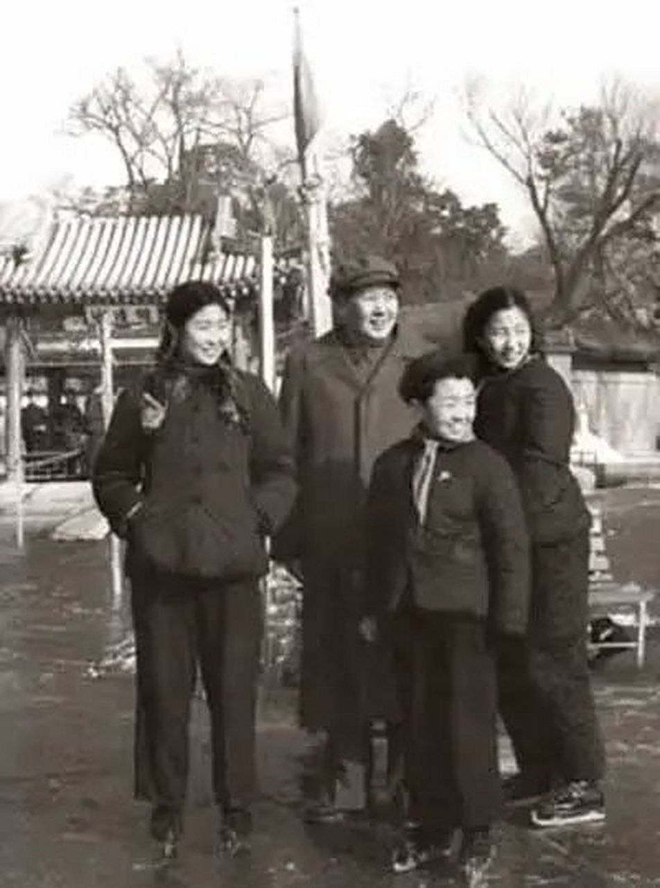 这是毛泽东和女儿李敏,李讷以及侄子毛远新的珍贵合影照片,大家知道