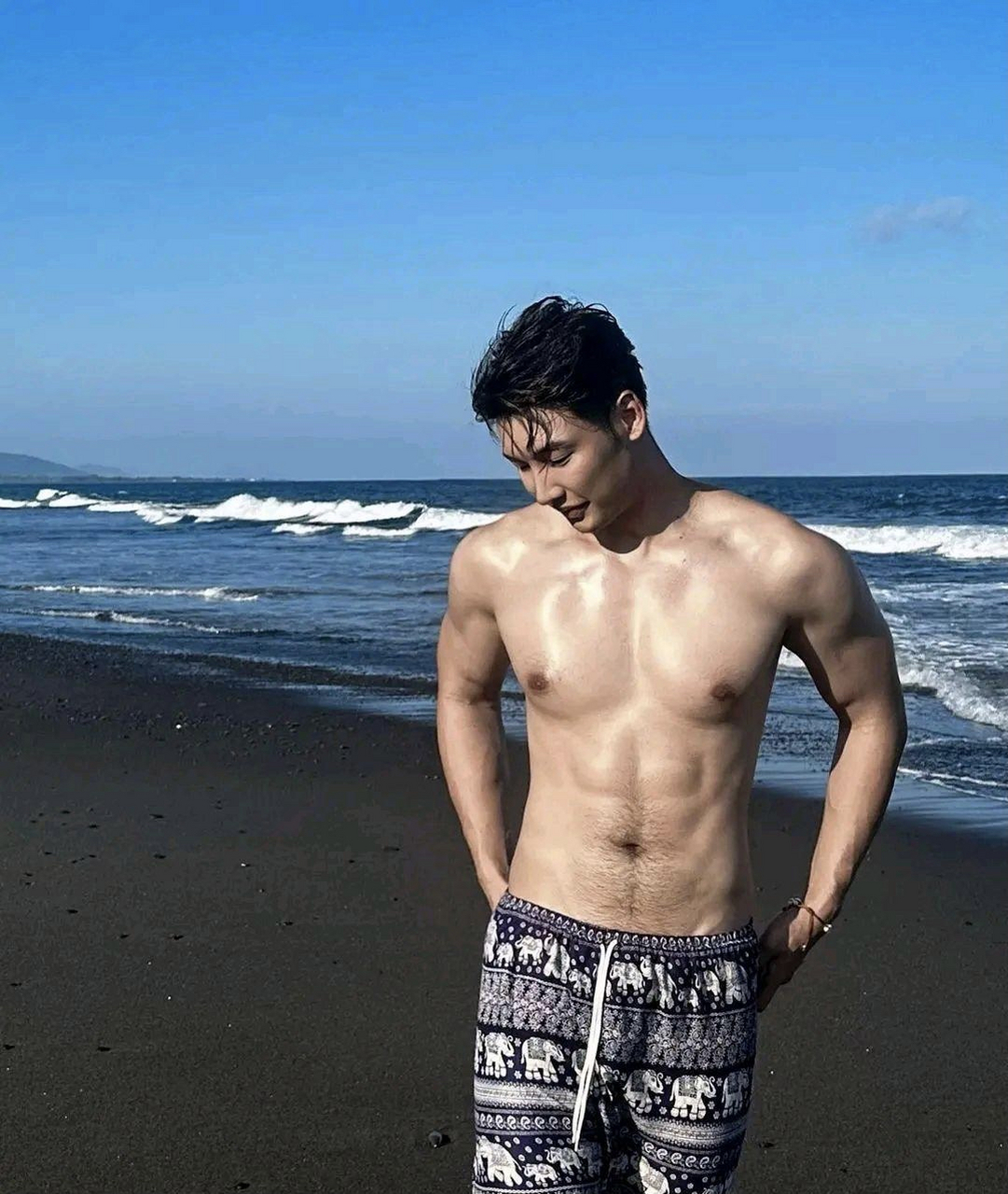 看过了黄子韬的胸毛,腹毛长得如此旺盛的男明星,还是头一回见