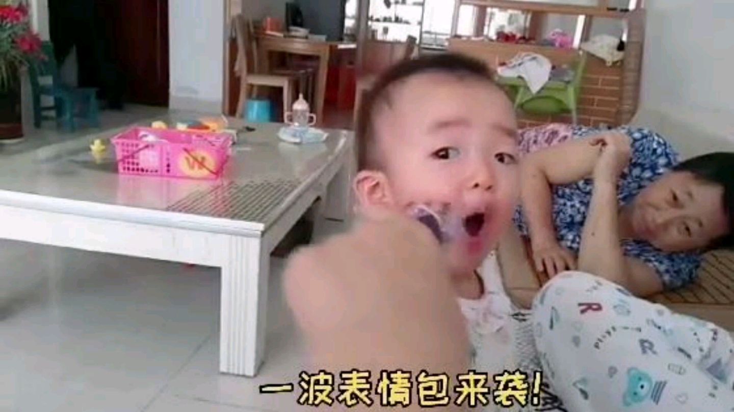 萌娃想吃哥哥的雪糕,表情包泛滥!