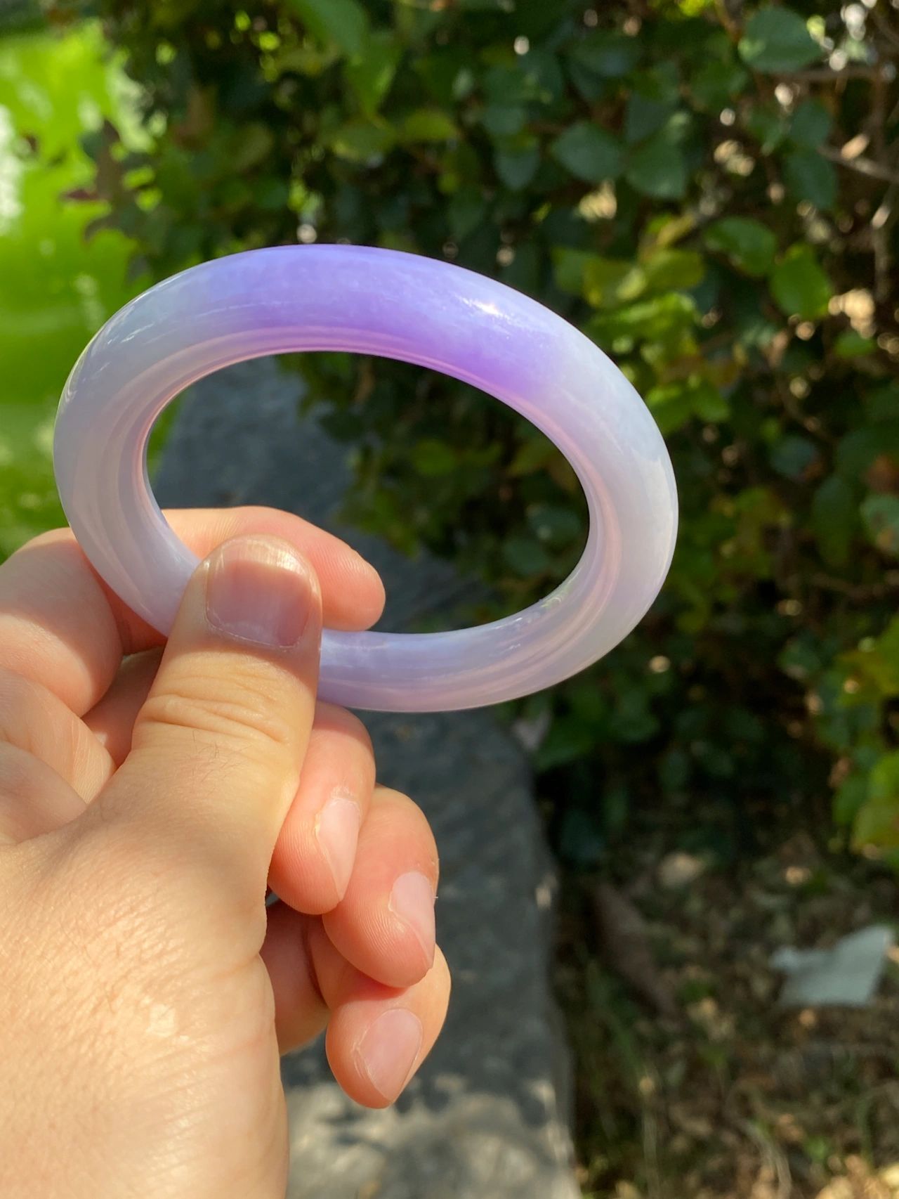 圆条茄紫翡翠手镯这个手镯的特性就是肉质细腻温润紫色